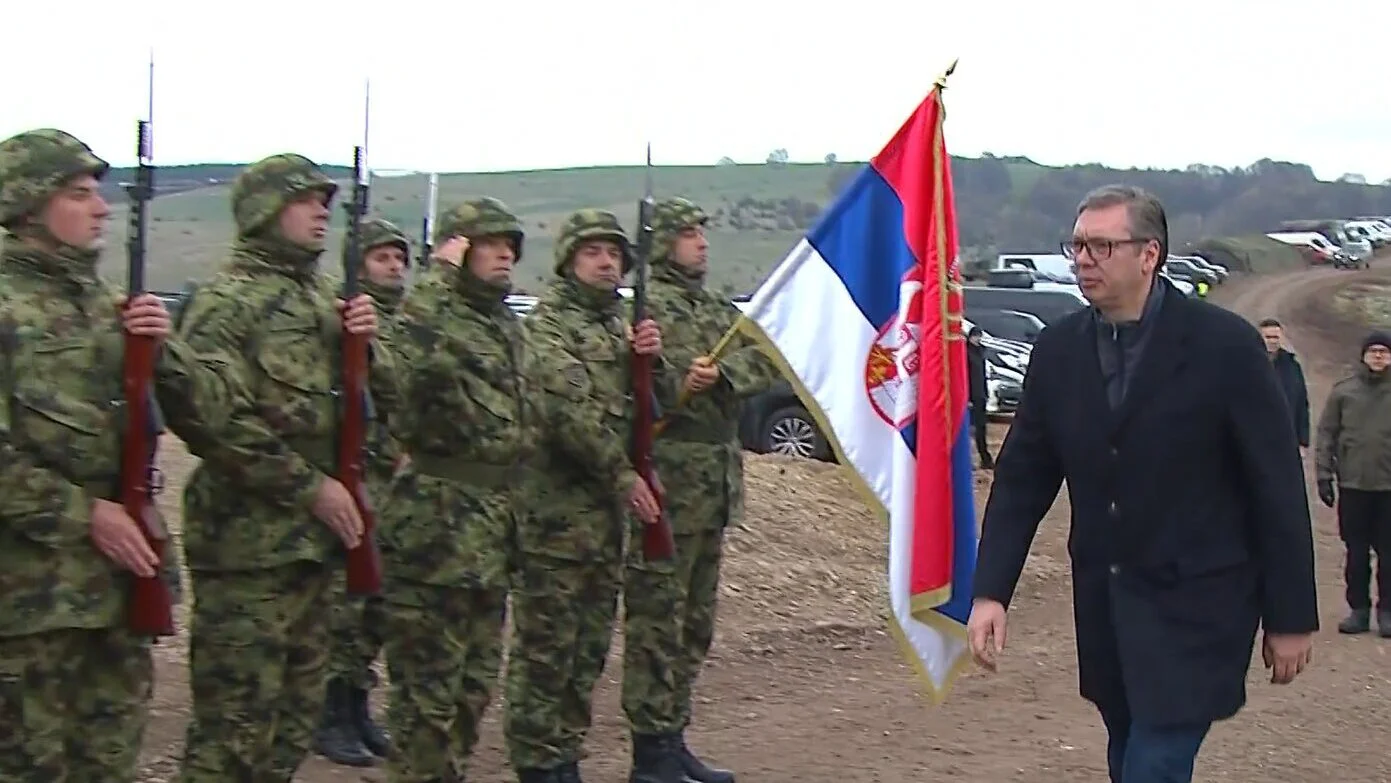 Александар Вучич на смотре сербских вооружённых сил с государственным флагом Сербии. Фото: Danas