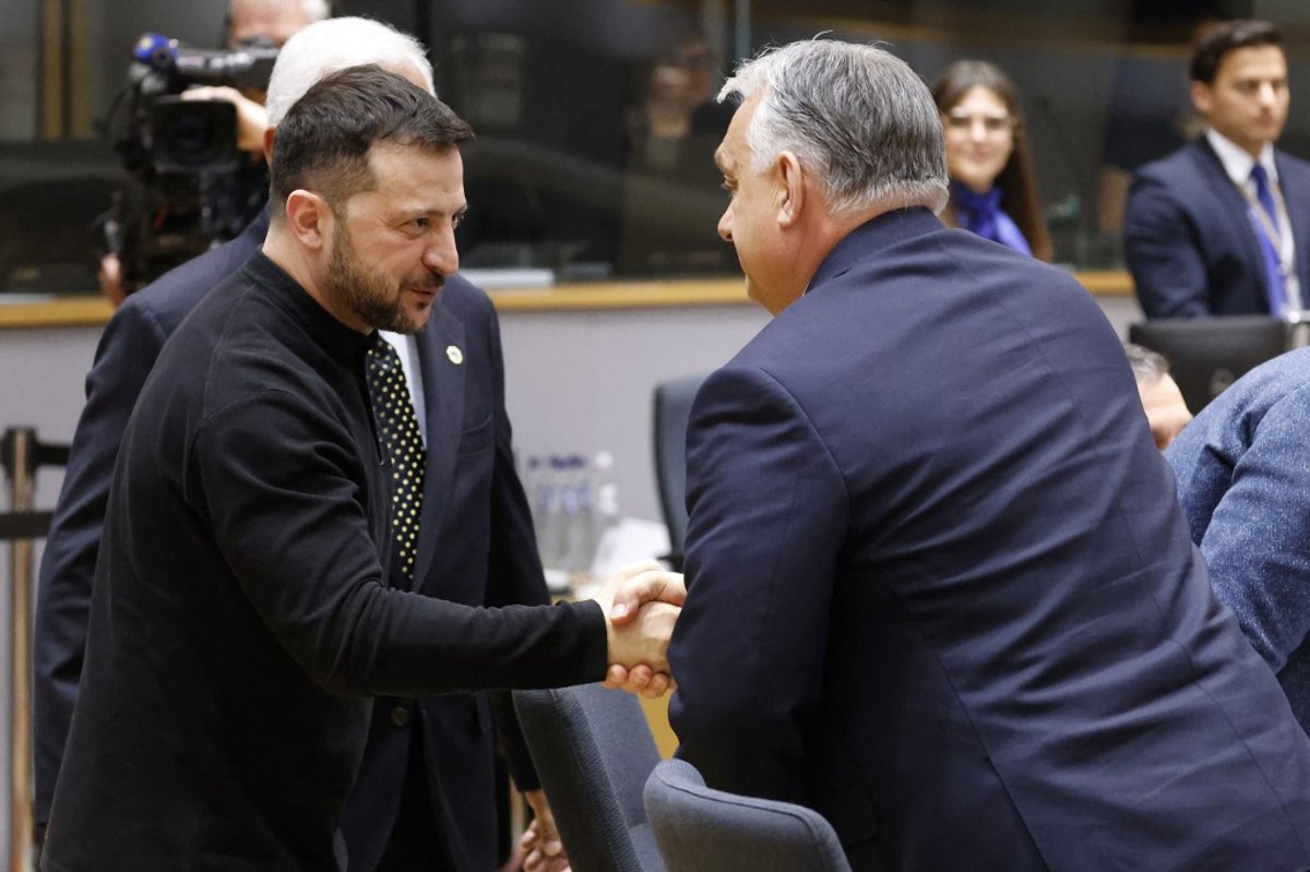 Владимир Зеленский и Виктор Орбан пожимают руки на саммите ЕС в Брюсселе. Фото: Kyiv Post
