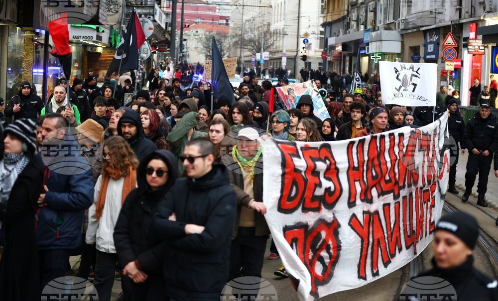 Шествие против Луковмарша в Софии — участники несут транспарант «Без нацисти по улиците» в сопровождении полиции. Фото: БТА