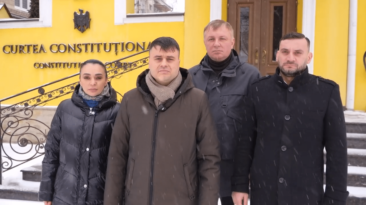 Представители партии «Наш» у здания Конституционного суда Молдовы после подачи обращения об оспаривании закона о гражданстве. Фото: Timpul.md