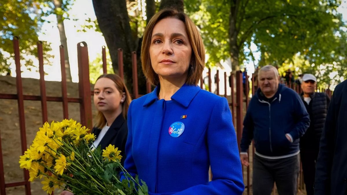 Майя Санду в день голосования с букетом цветов и стикером «Am Votat» («Я проголосовала»). Фото: Euronews