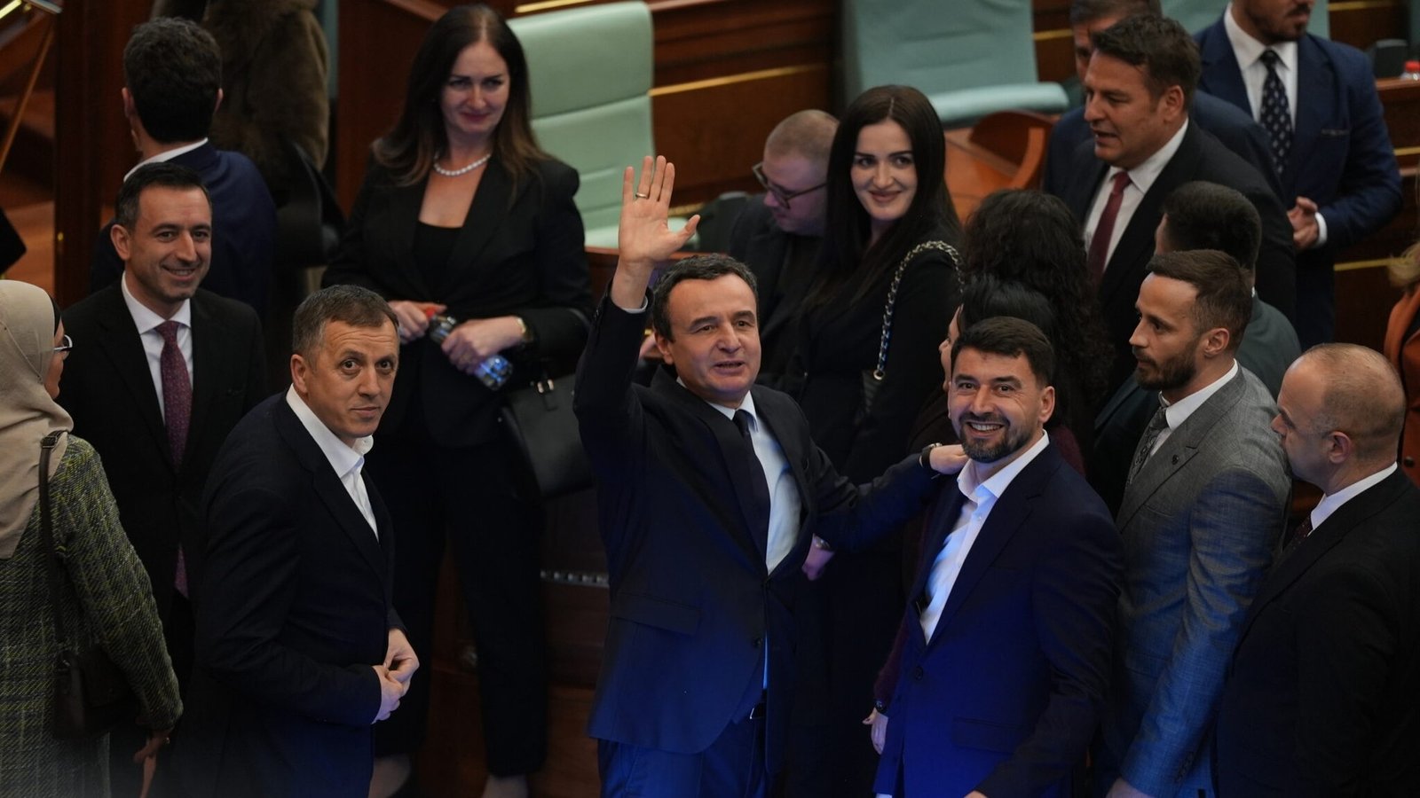 Альбин Курти приветствует депутатов после утверждения нового правительства в парламенте Косово. Альбин Курти, премьер-министр Косово. Фото: Balkan Insight