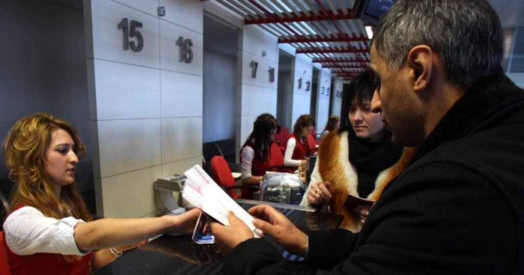 Пассажиры у стойки регистрации в аэропорту