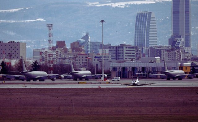Военные самолёты США в аэропорту Софии с видом на город