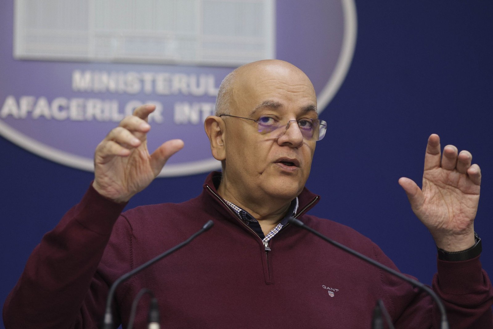 Раед Арафат выступает на пресс-конференции в Министерстве внутренних дел