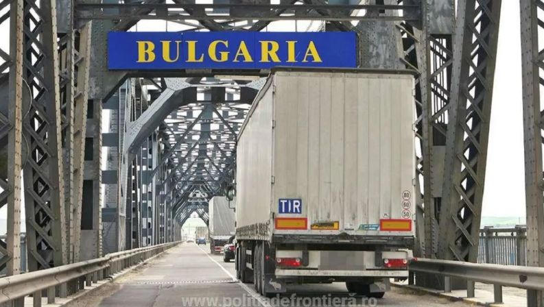 Мост Дружбы с табличкой «BULGARIA», грузовик пересекает знаковую стальную конструкцию