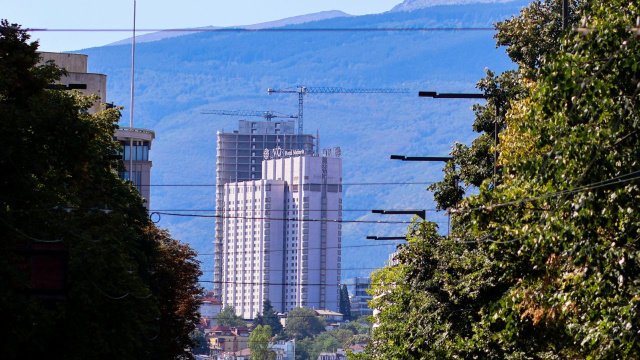 Construction scene with high-rise building and crane, illustrating real estate boom