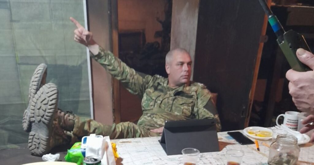 Российский генерал три года хвастался пытками украинских военнопленных Демурчиев в камуфляжной форме на полевом КП, ноги на столе в высокомерной позе