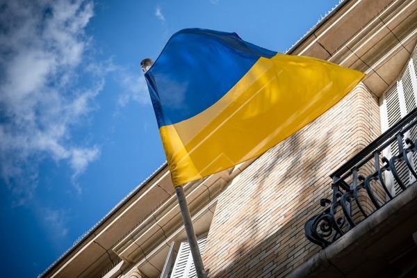 Ukrainian flag on Paris building (alternate angle)