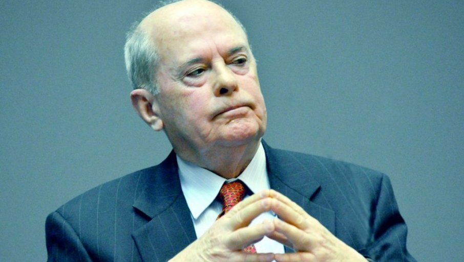 Цветной портрет пожилого Владислава Йовановича в синем костюме со сложенными руками