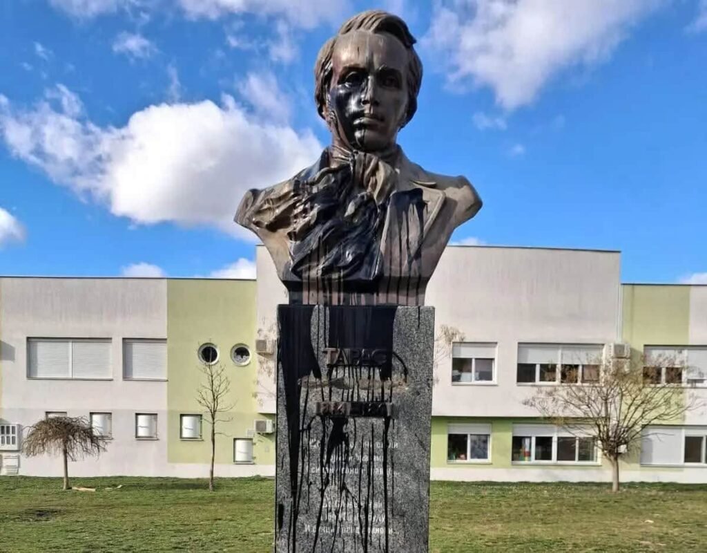 В Сербии осквернён памятник Шевченко в годовщину вторжения РФ Крупный план оскверненного памятника Шевченко — чёрная краска стекает по бюсту и постаменту