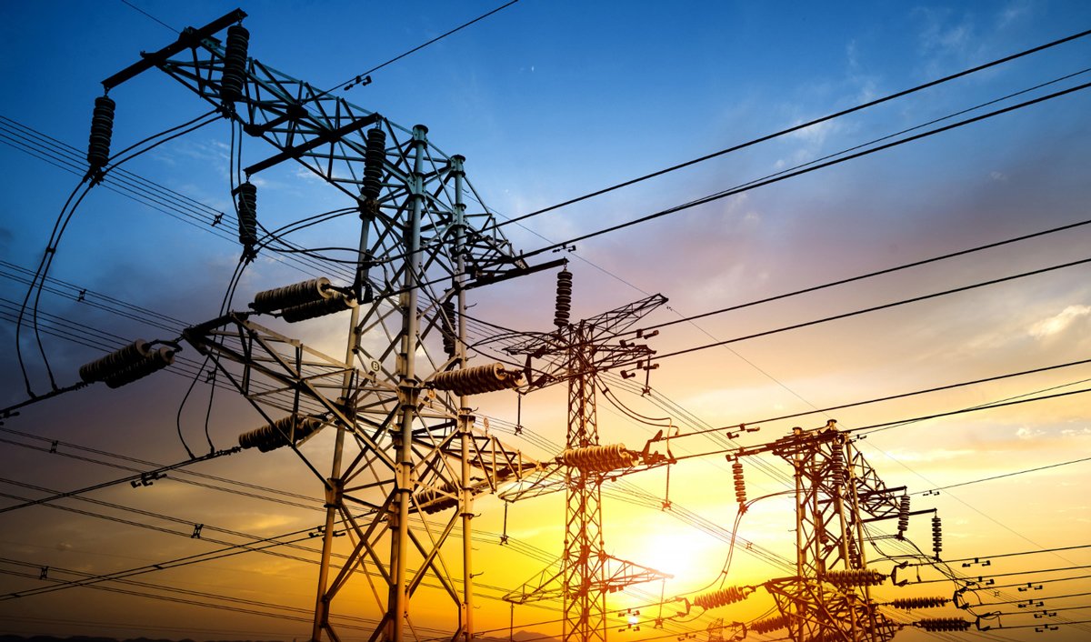 Высоковольтные линии электропередачи на закате