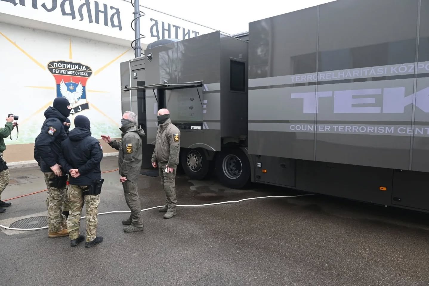 Командная машина TEK у базы полиции Республики Сербской