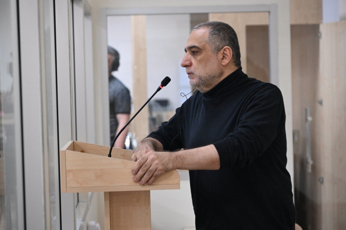 Варданян в профиль выступает на трибуне во время суда