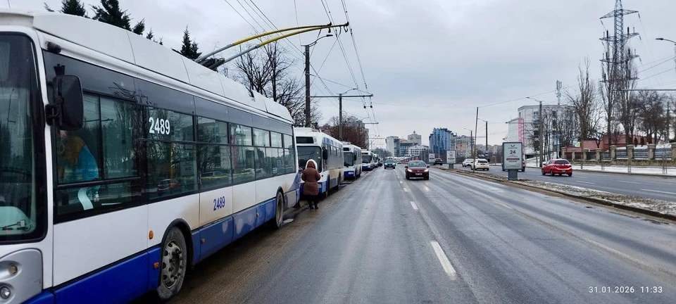Остановившиеся троллейбусы на улице Кишинёва во время массового отключения электричества 31 января 2026