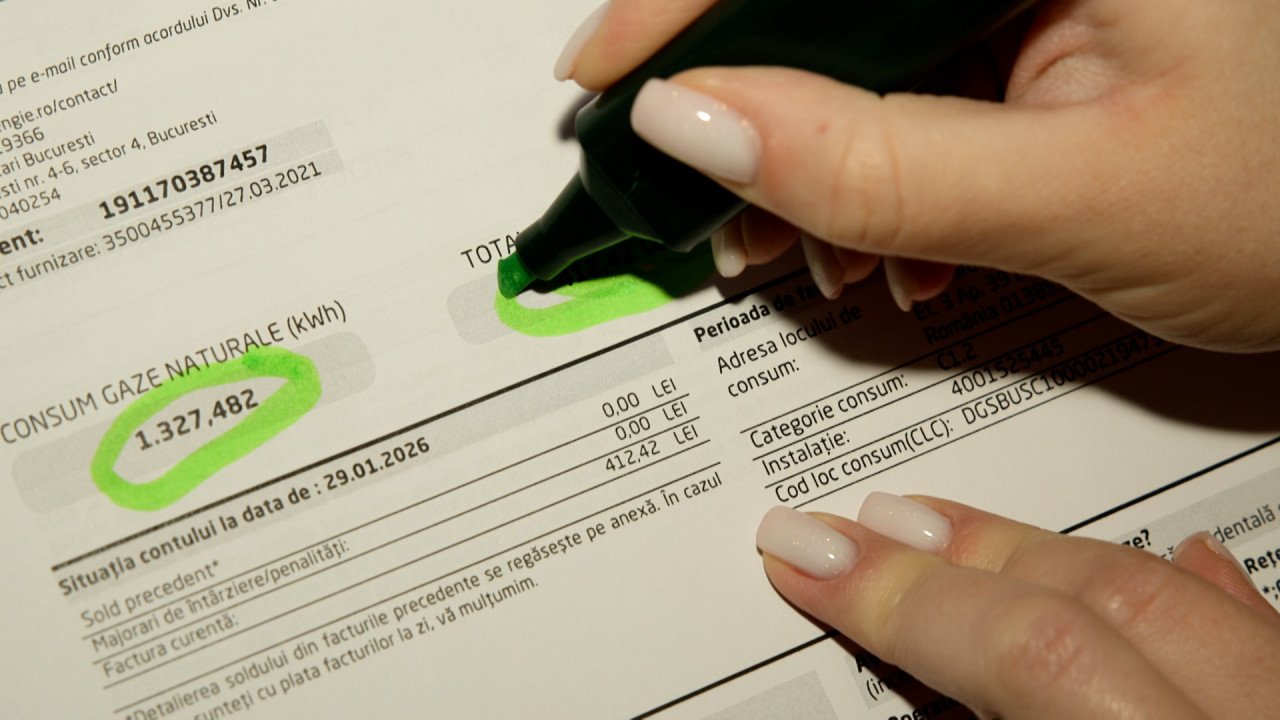 Счёт за потребление природного газа в Румынии — потребитель отмечает маркером показатели расхода. Фото: Observator News