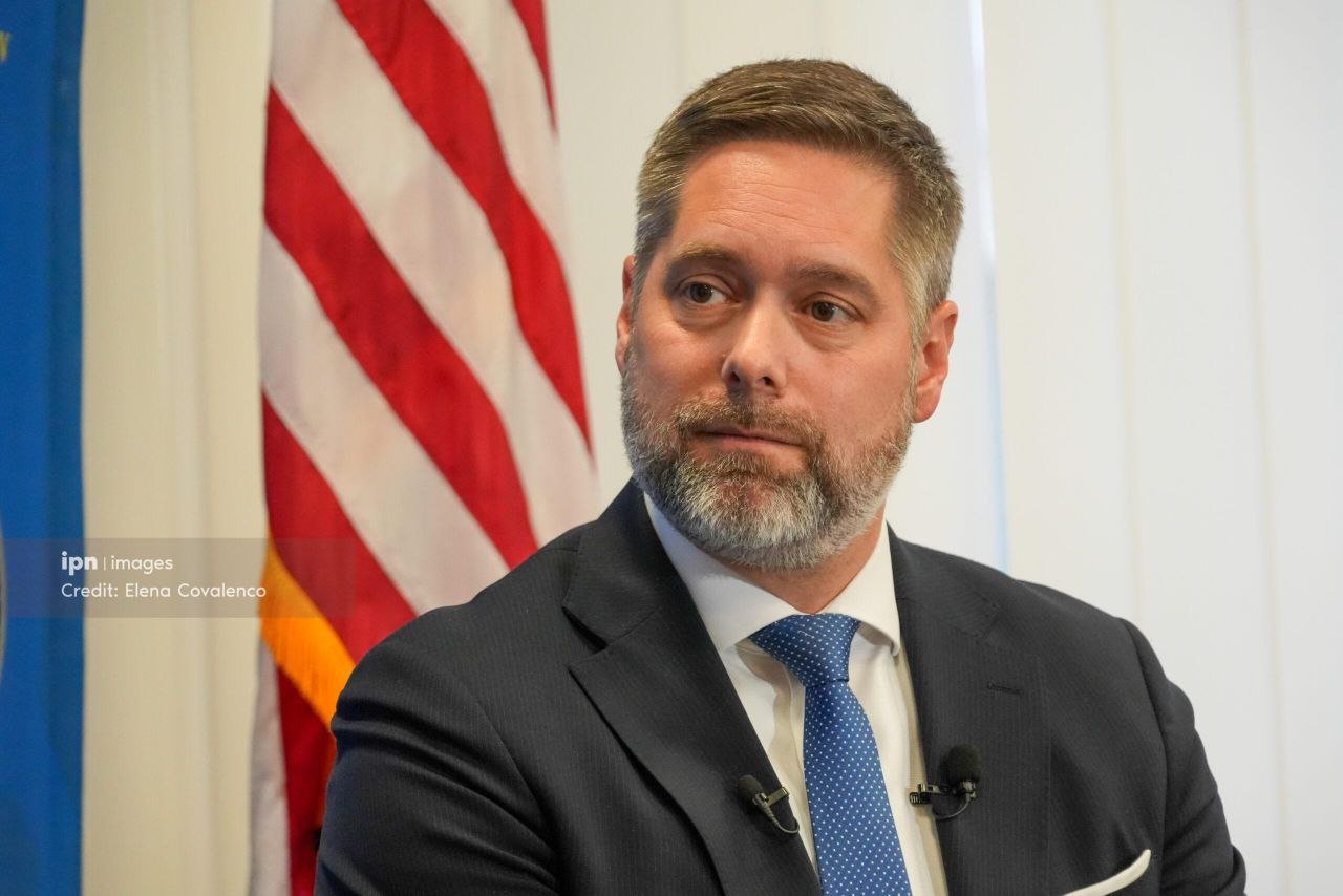 Кристофер Смит, помощник заместителя госсекретаря США, на фоне американского флага в Кишинёве. Фото: IPN / Elena Covalenco