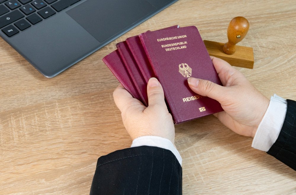 Паспорта Европейского союза в руках — проверка документов перед поездкой помогает избежать проблем на границе. Фото: B92