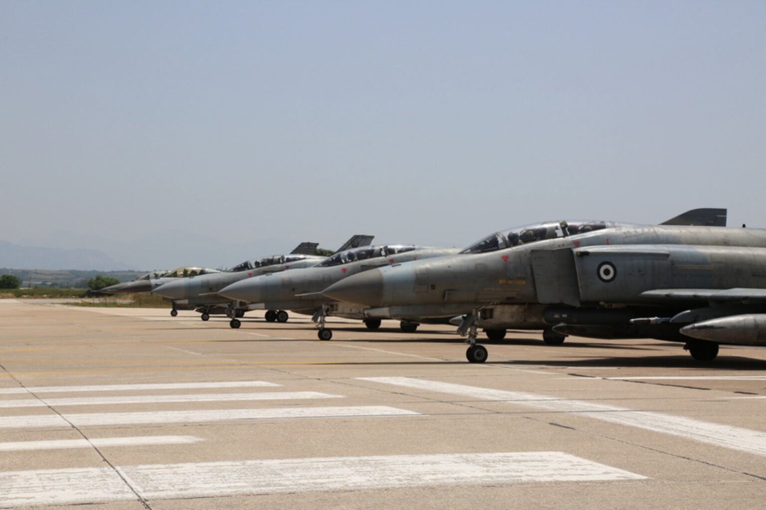 Истребители ВВС Греции на взлётной полосе военной авиабазы. Фото: Dnews.gr
