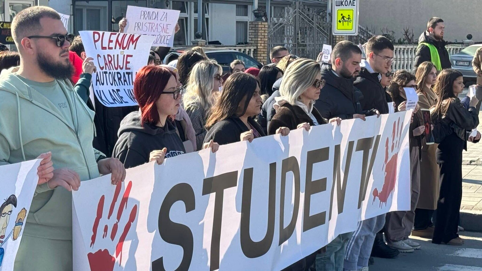 Студенты с баннером «STUDENTI» и плакатами против коррупции на марше протеста в Нови-Пазаре. Фото: Balkan Insight
