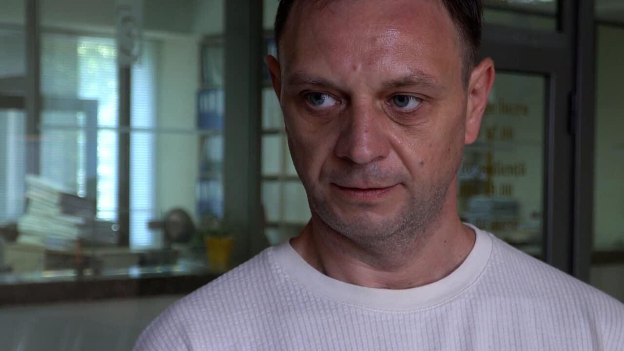 Участник тренировочных лагерей, связанных с российскими спецслужбами, — кадр из расследования BIRN. Фото: Balkan Insight