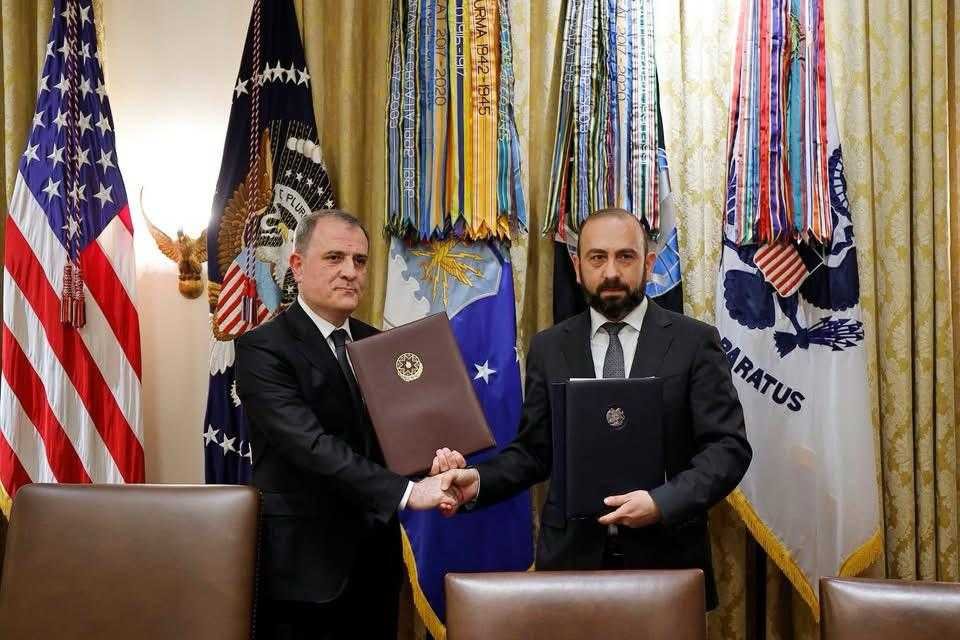 Министры иностранных дел Азербайджана и Армении Джейхун Байрамов и Арарат Мирзоян после подписания документов в Белом доме. Фото: OC Media