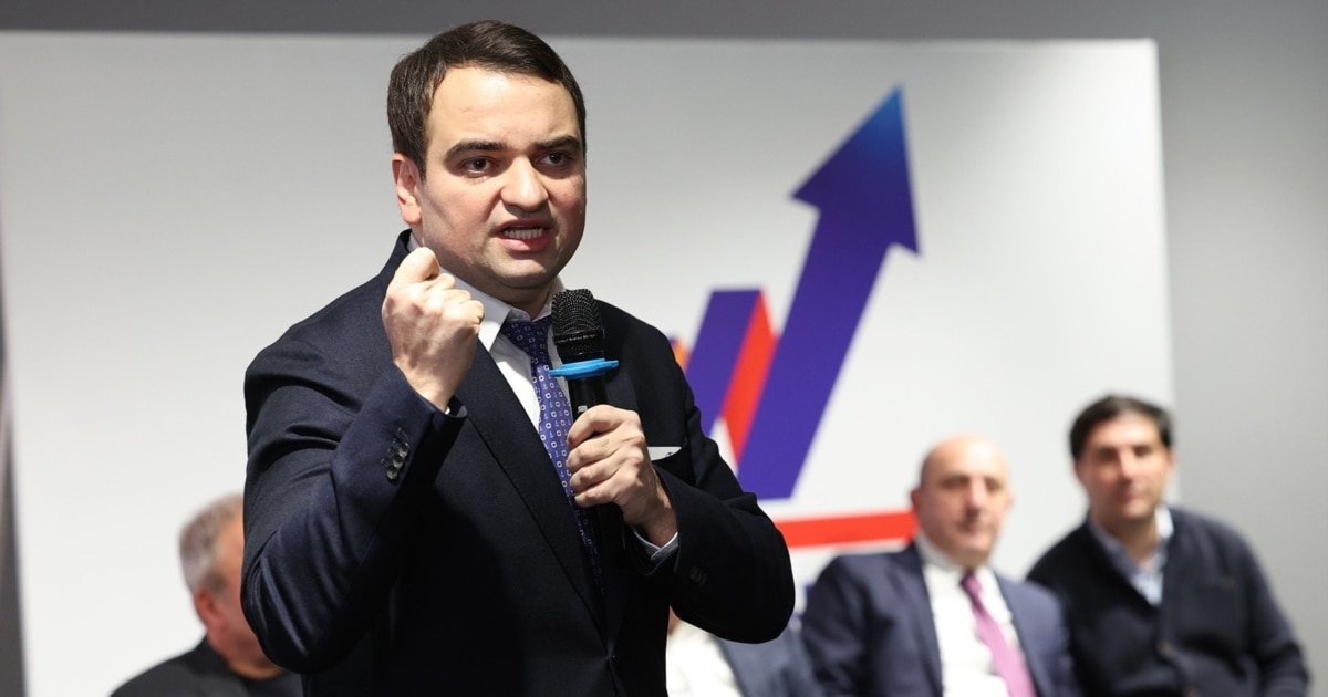 Выступление на учредительном съезде партии «Сильная Армения» — на заднем плане логотип партии. Фото: «Азатутюн»