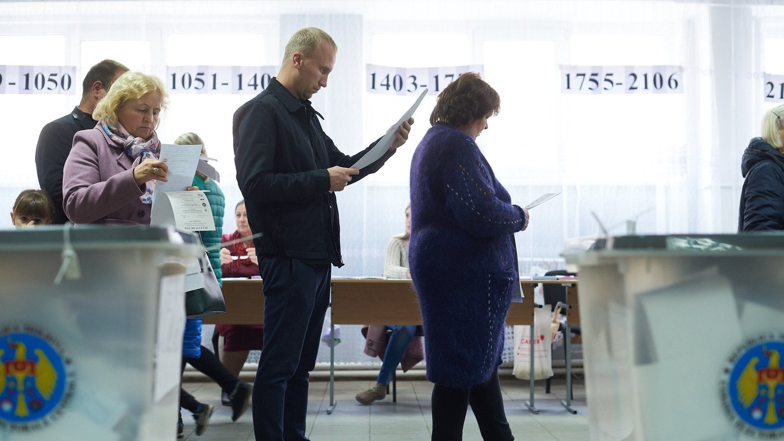 Избиратели изучают бюллетени на избирательном участке в Молдове. Фото: EUISS