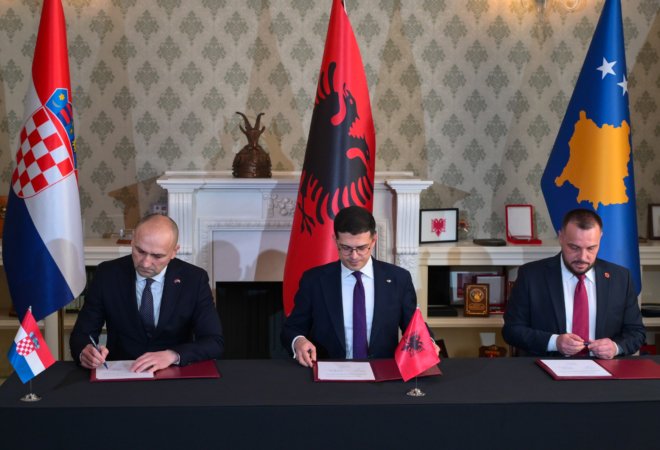 Подписание трёхсторонней декларации об оборонном сотрудничестве между Хорватией, Албанией и Косово. Фото: Dnevno.hr