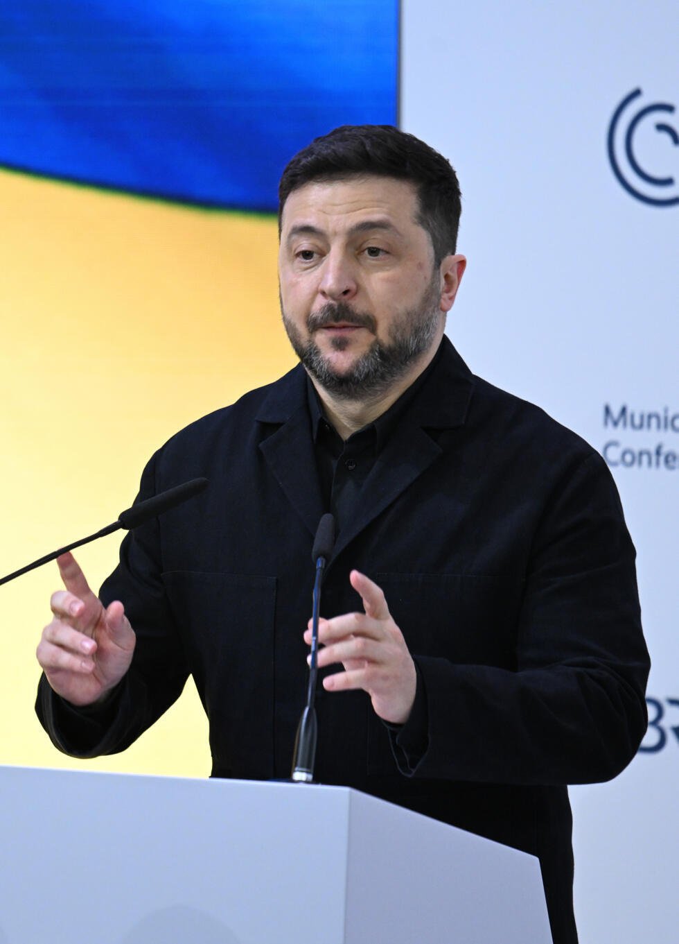 Владимир Зеленский жестикулирует во время выступления на Мюнхенской конференции по безопасности. Фото: France 24