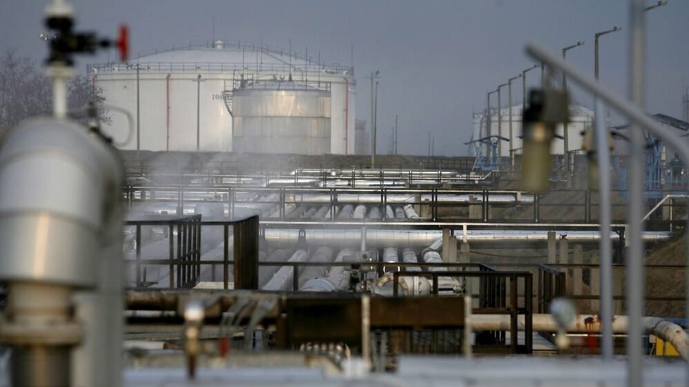 Нефтехранилище с резервуарами и трубопроводной инфраструктурой — объекты нефтетранзитной системы. Фото: Balkan Insight