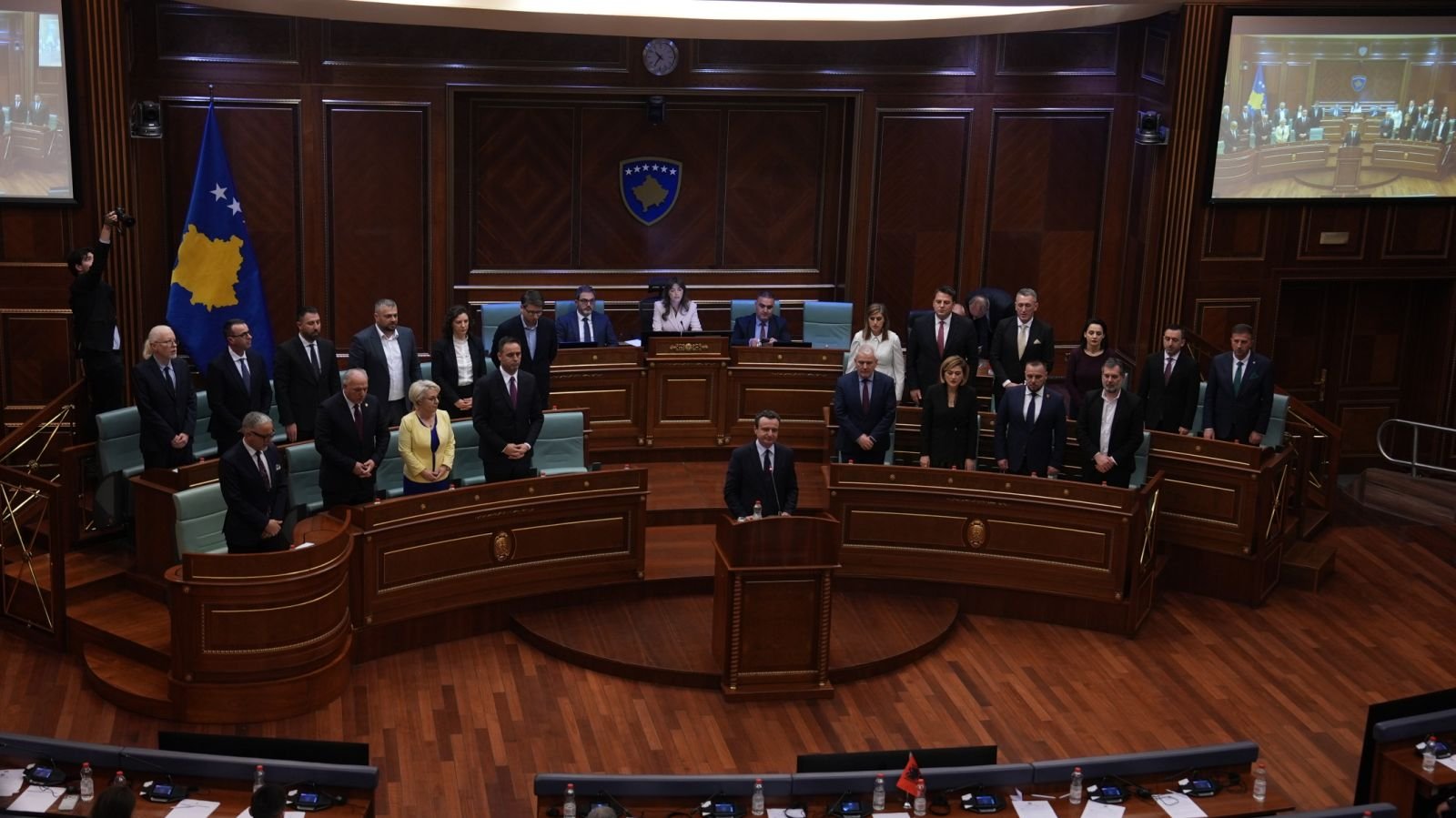 Пленарное заседание Скупщины Косово: депутаты и члены правительства в зале парламента. Фото: Prishtina Insight