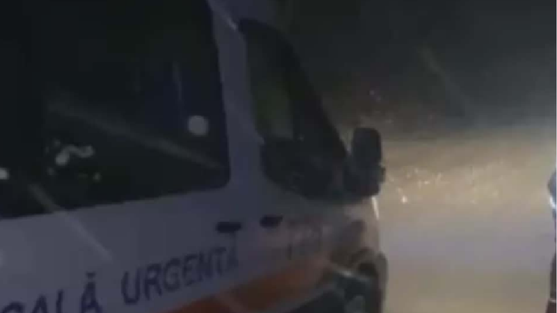 Крупный план скорой помощи ночью в плохих погодных условиях