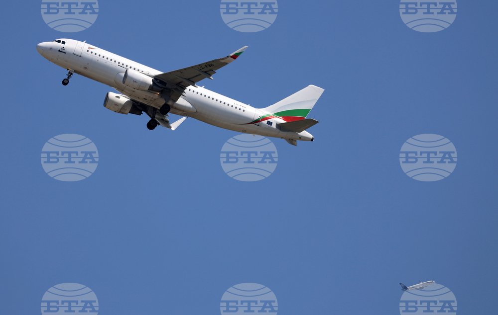 Самолёт Bulgaria Air в полёте — тема эвакуации