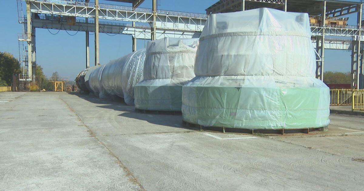 Укрытые компоненты реактора на складе под промышленной крановой системой