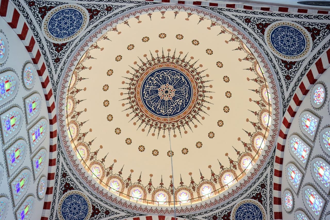 Богато украшенный купол с исламской каллиграфией и геометрическими узорами