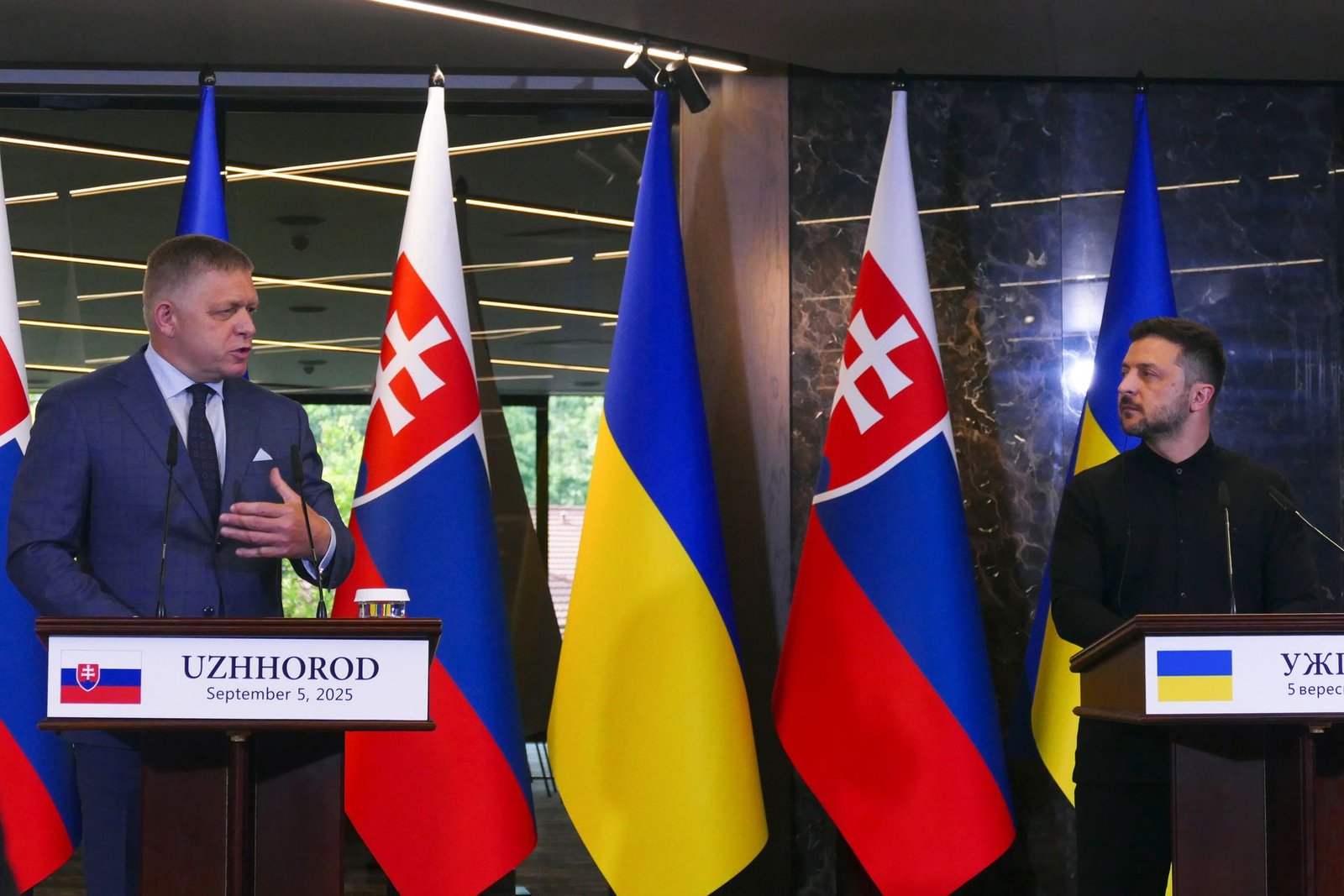 Премьер-министр Словакии Роберт Фицо и президент Украины Владимир Зеленский на совместной пресс-конференции в Ужгороде, 5 сентября 2025 г.