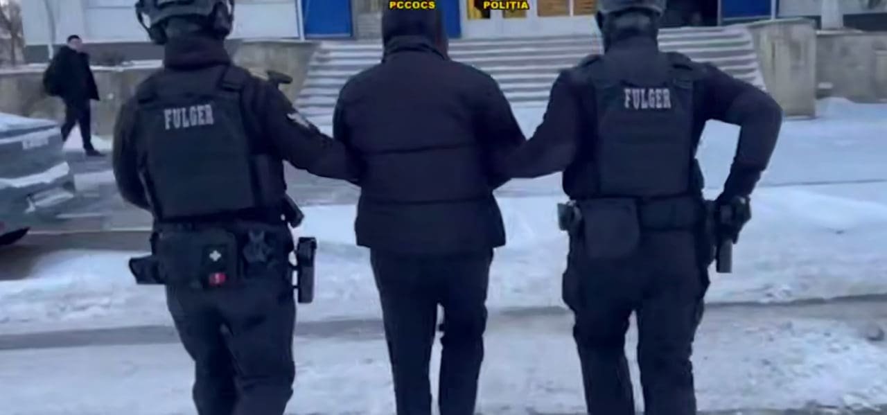Молдавский спецназ FULGER сопровождает задержанного зимой