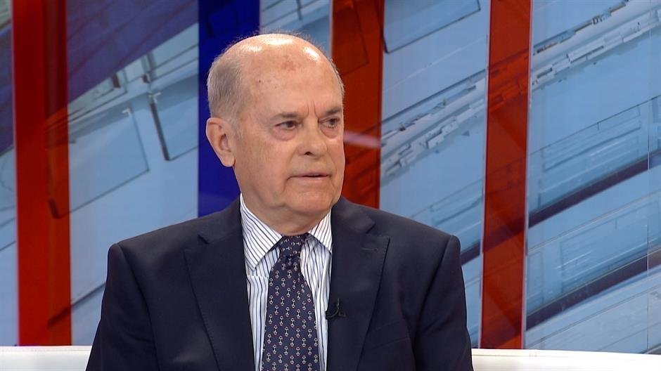 Владислав Йованович в телестудии, в костюме и полосатом галстуке