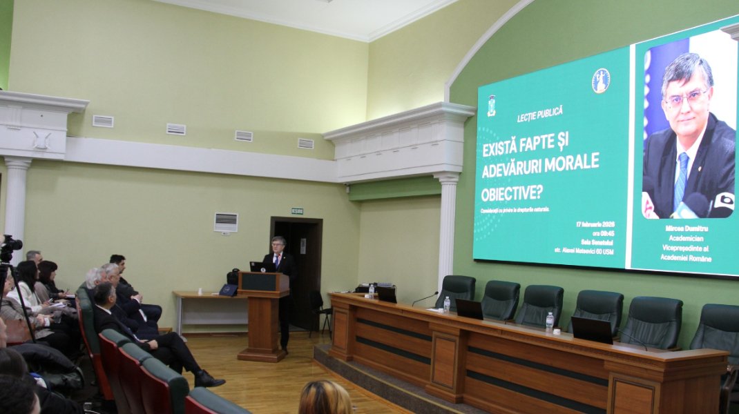 Общий вид лекционного зала с экраном презентации 'Существуют ли объективные моральные факты и истины?' вице-президента Румынской академии