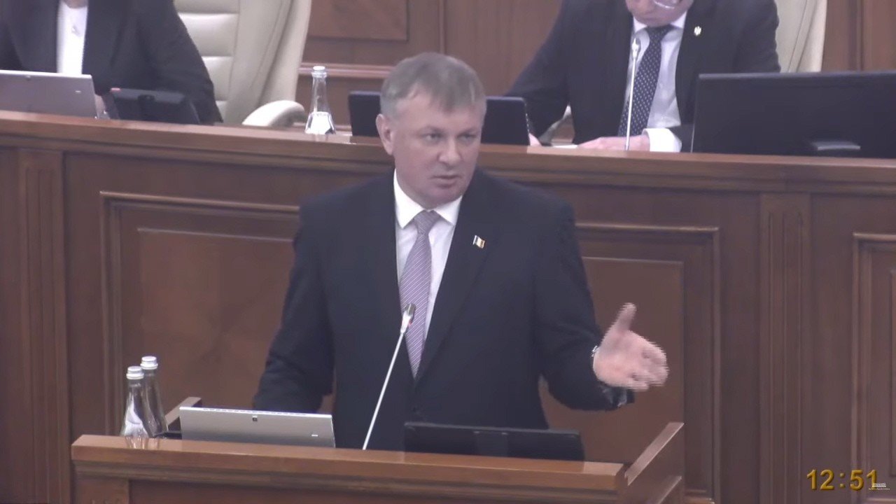 Политик выступает с трибуны в зале Парламента Молдовы