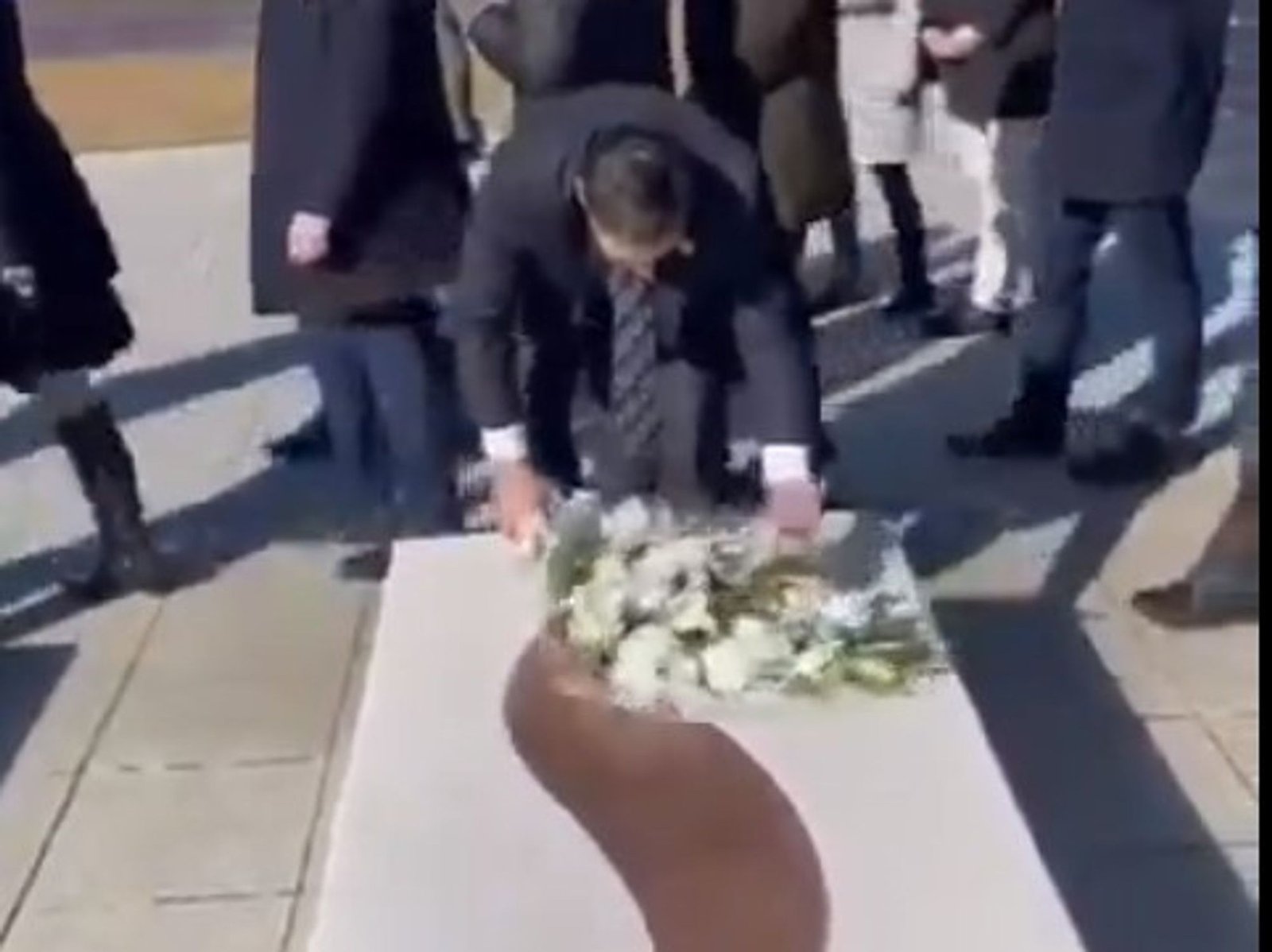 Сандулович возлагает цветы у мемориала в Преказе в знак уважения к албанским жертвам