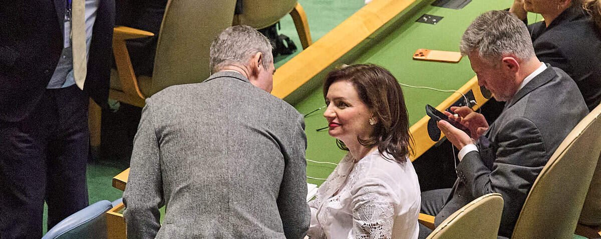 Делегаты общаются на заседании Генассамблеи ООН, дипломатическое взаимодействие в зале заседаний