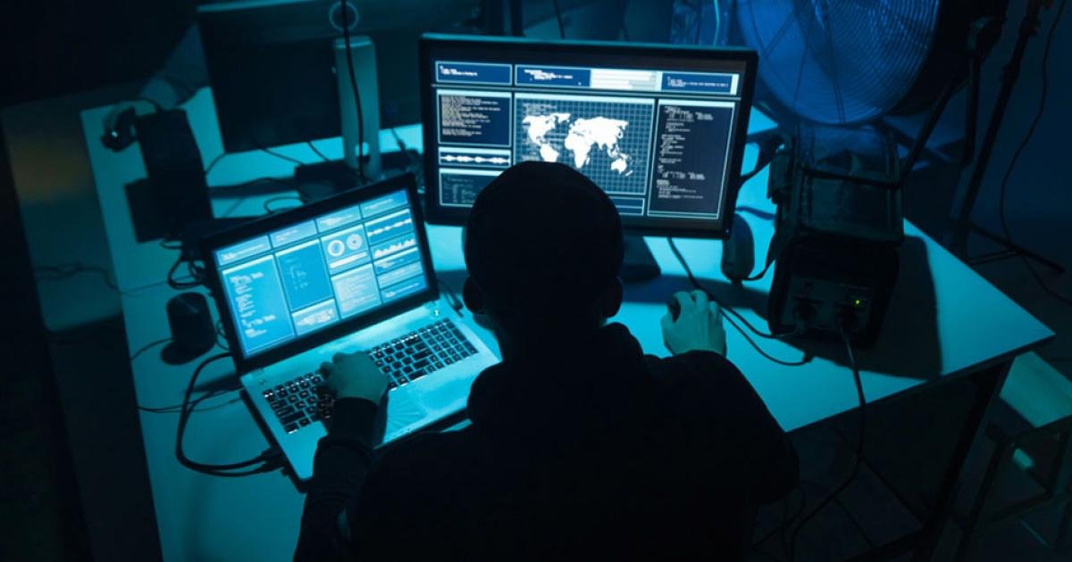 Силуэт фигуры перед экранами с данными — иллюстрация к теме кибершпионажа. Фото: Lykavitos.gr