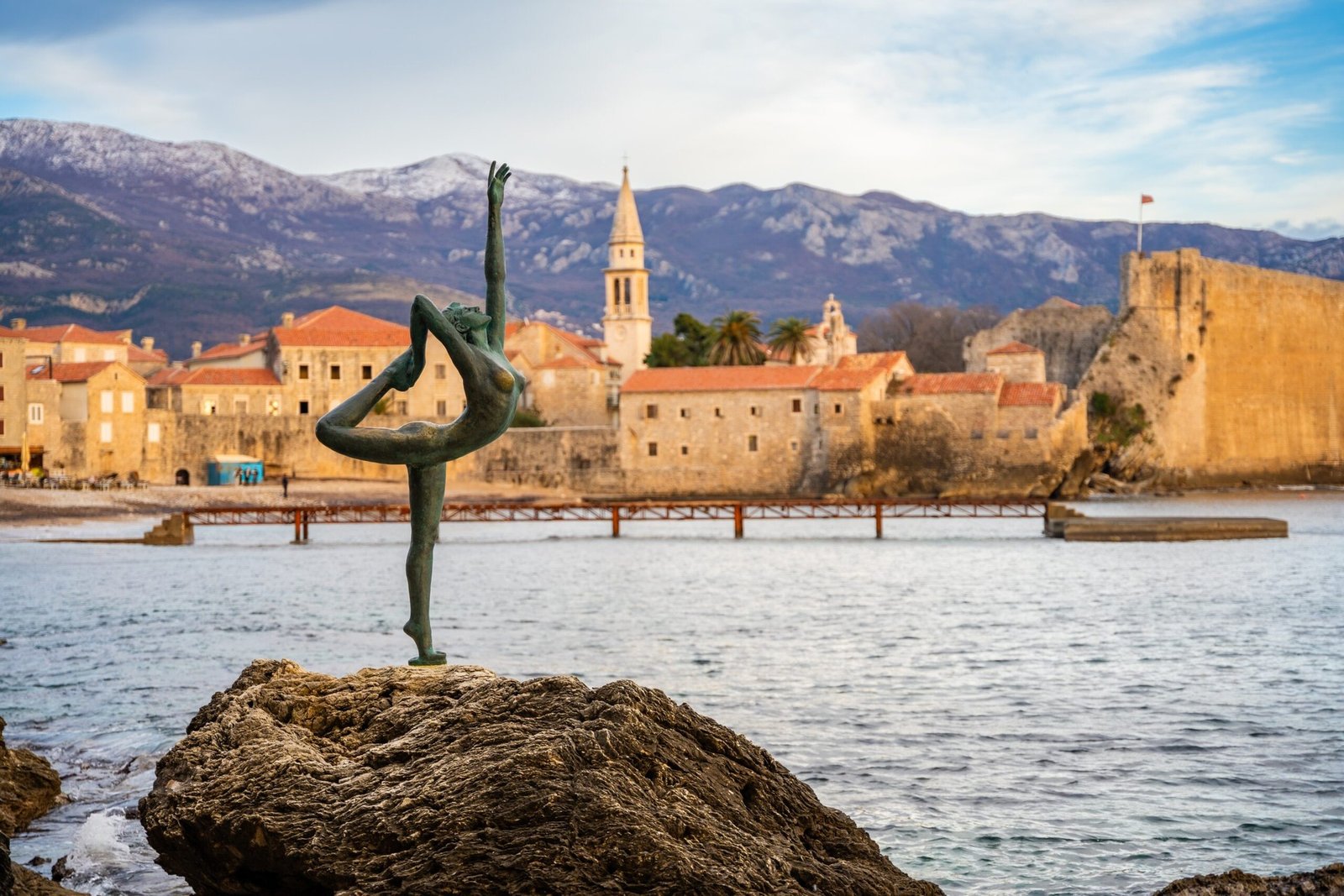 Старый город Будвы в Черногории — один из символов Балканского региона, объединённого общей историей. Фото: Shutterstock