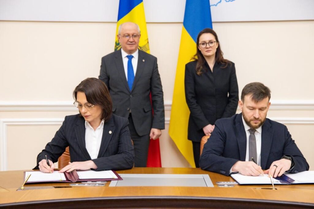 Мост через Днестр: Молдова и Украина перезапускают проект в обход Приднестровья Церемония подписания молдавско-украинских соглашений в Киеве на фоне государственных флагов. Фото: Правительство Молдовы