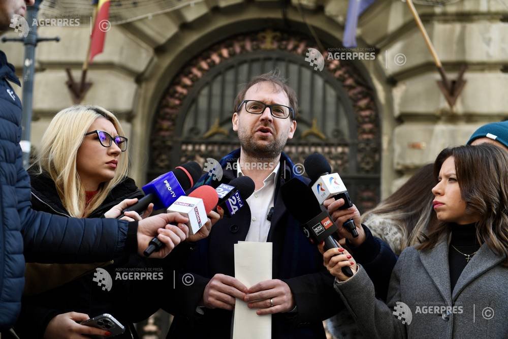 Заявление для прессы перед зданием в Бухаресте в связи с расследованием отмены выборов. Фото: Agerpres