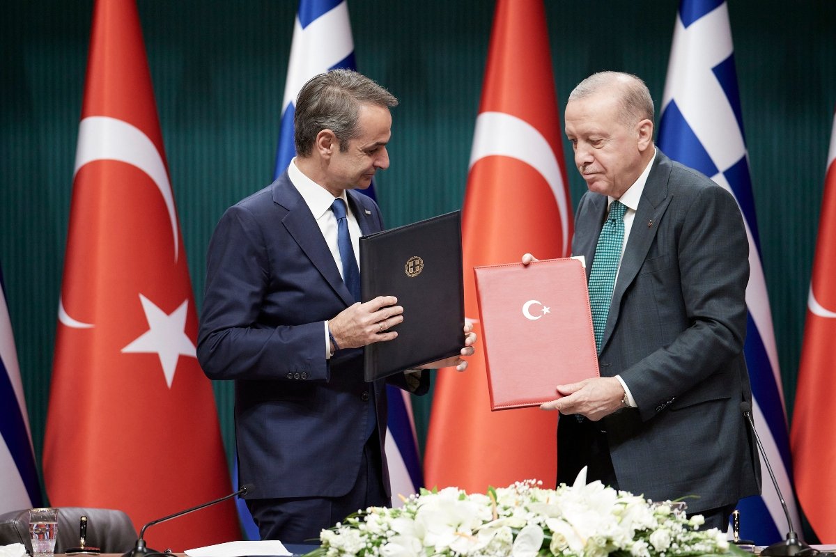 Мицотакис и Эрдоган демонстрируют подписанные соглашения о расширении двустороннего сотрудничества на фоне турецких и греческих флагов. Фото: Dimitris Papamitsos