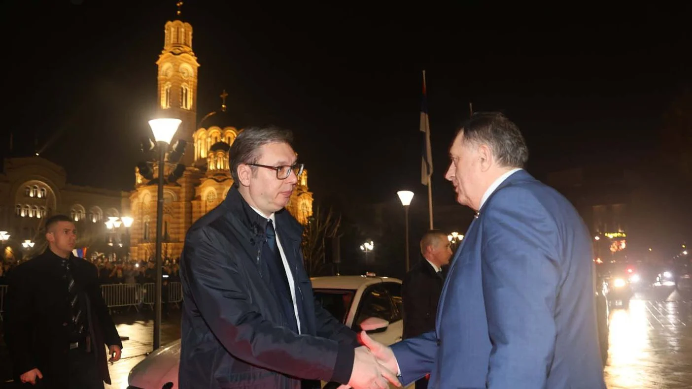 Александар Вучич и Милорад Додик обмениваются рукопожатием на встрече в Баня-Луке. Фото: Danas