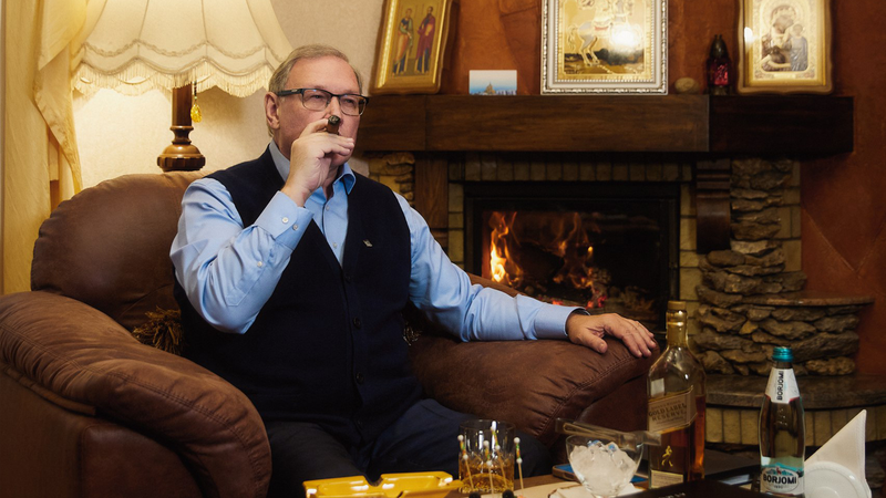 Олег Озеров во время интервью для Sputnik — с сигарой и виски у камина. Фото: TVR Moldova